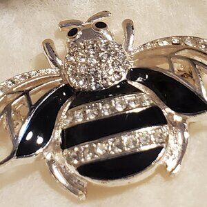 ADORABLE BEE PIN-NWOT